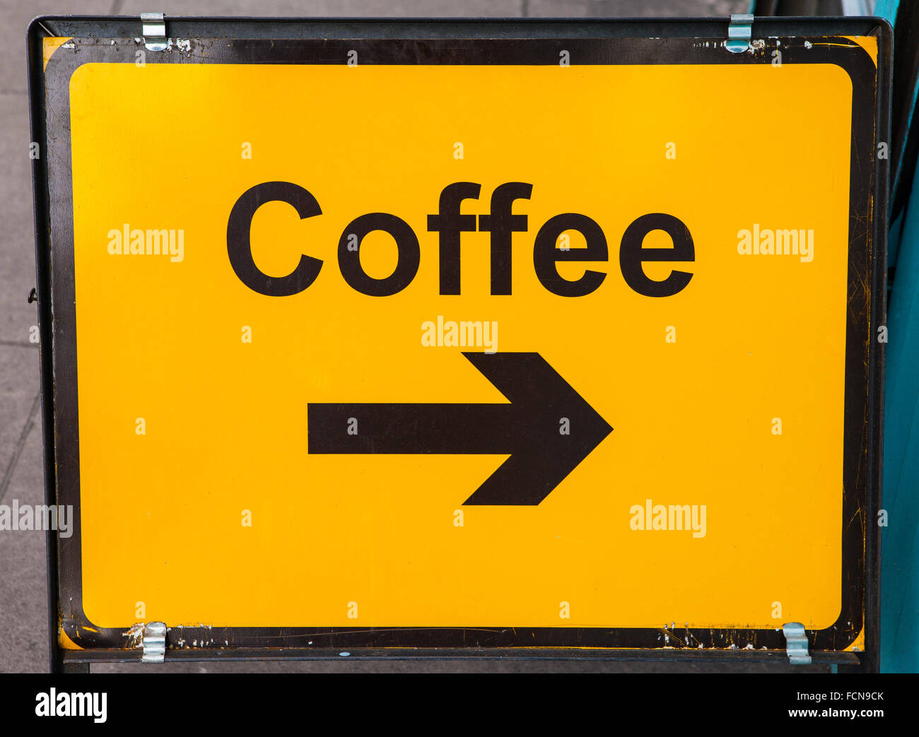 Un segno di informare i consumatori a girare a destra per ottenere un caffè. Foto Stock
