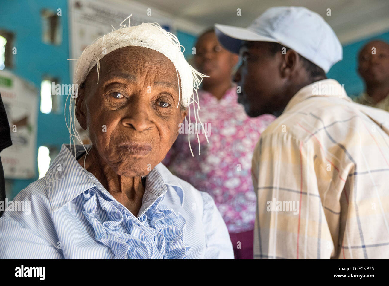 11 gennaio 2016 - Ouanaminthe, Haiti - Gennaio 11, 2016 - Ouanaminthe, Haiti - i pazienti chiedono di entrare in terapia a Le Dispensaire Gens de Nantes in Ouanaminthe (Gens Dispensario di Nantes), Haiti. Il sito vede circa 25-30 pazienti ogni giorno, con forse 5-7, in media, che cercano un trattamento per la malaria di sintomi simili che richiedono prove. (Credito Immagine: © David Snyder via ZUMA filo) Foto Stock