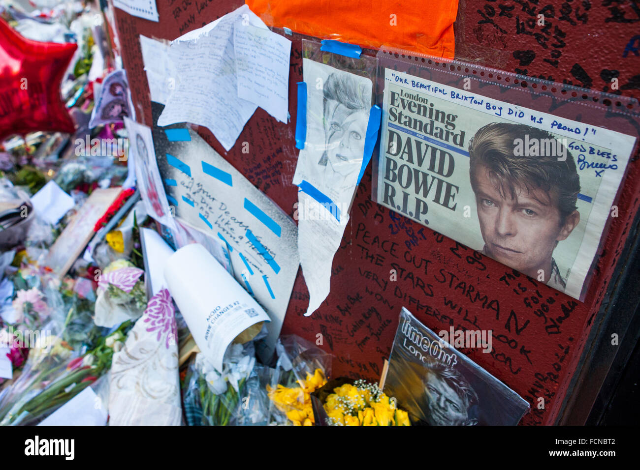 LONDON, Regno Unito - Gennaio 21st 2016: Messaggi da appassionati al David Bowie murale di Brixton, Sud Londra, il 20 gennaio 2016. Foto Stock