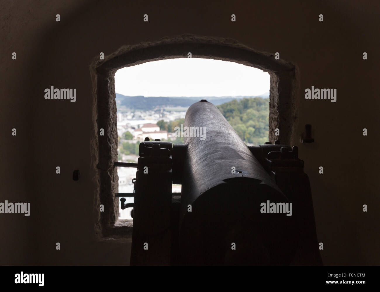 Antica pistola superiore con una vista attraverso squarcio su Salisburgo dalla fortezza Hohensalzburg Foto Stock