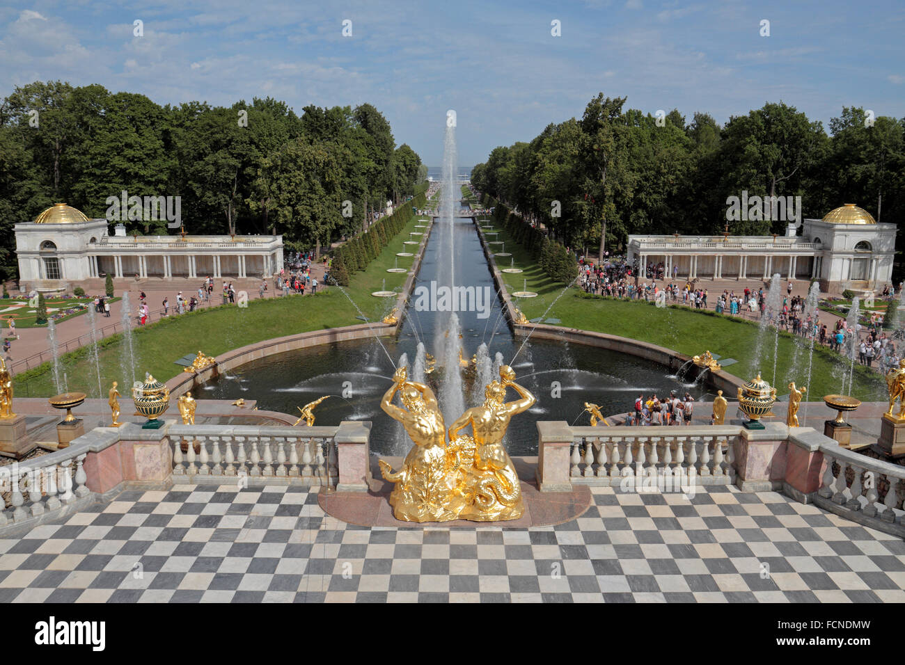 La Grande Cascata e Sansone Fontana nel parco di Peterhof Palace, Petergof, San Pietroburgo, Northwestern, Russia. Foto Stock