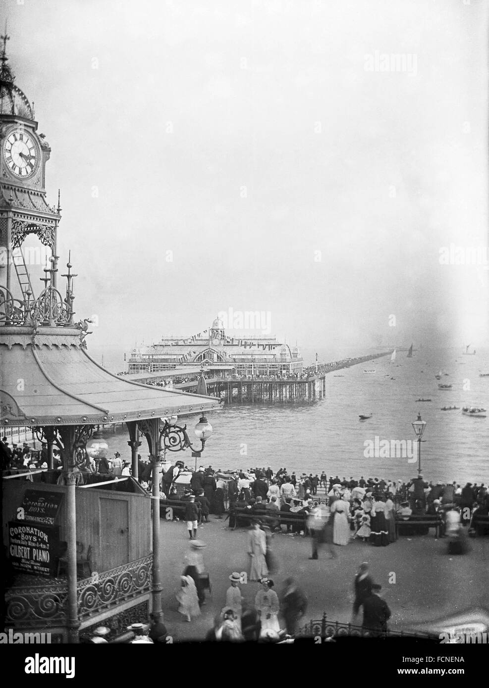 AJAXNETPHOTO. INIZIO 1900S (CIRCA). SOUTHEND, INGHILTERRA. - MOLO PIÙ LUNGO DEL MONDO - PERSONE IN ABITO EDOARDIANO CHE AFFOLLANO IL LUNGOMARE E IL PLEASURE PIER IN UNA VACANZA DI INIZIO AGOSTO. UN BENEFICIO SEEBOLD ERA PREVISTO PER IL 3 AGOSTO (FORSE 1902) NEL PIER PAVILLION. FOTO:AJAX VINTAGE PICTURE LIBRARY RIF:AVL SOUTHEND 1900 1 Foto Stock