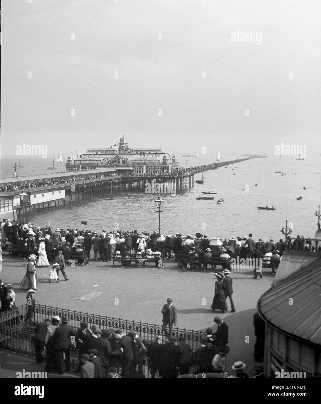 AJAXNETPHOTO. INIZIO 1900S (CIRCA). SOUTHEND, INGHILTERRA. - MOLO PIÙ LUNGO DEL MONDO - PERSONE IN ABITO EDOARDIANO CHE AFFOLLANO IL LUNGOMARE E IL PLEASURE PIER IN UNA VACANZA DI INIZIO AGOSTO. UN BENEFICIO SEEBOLD ERA PREVISTO PER IL 3 AGOSTO (FORSE 1902) NEL PIER PAVILLION. FOTO:AJAX VINTAGE PICTURE LIBRARY RIF:AVL SOUTHEND 1900 2 Foto Stock