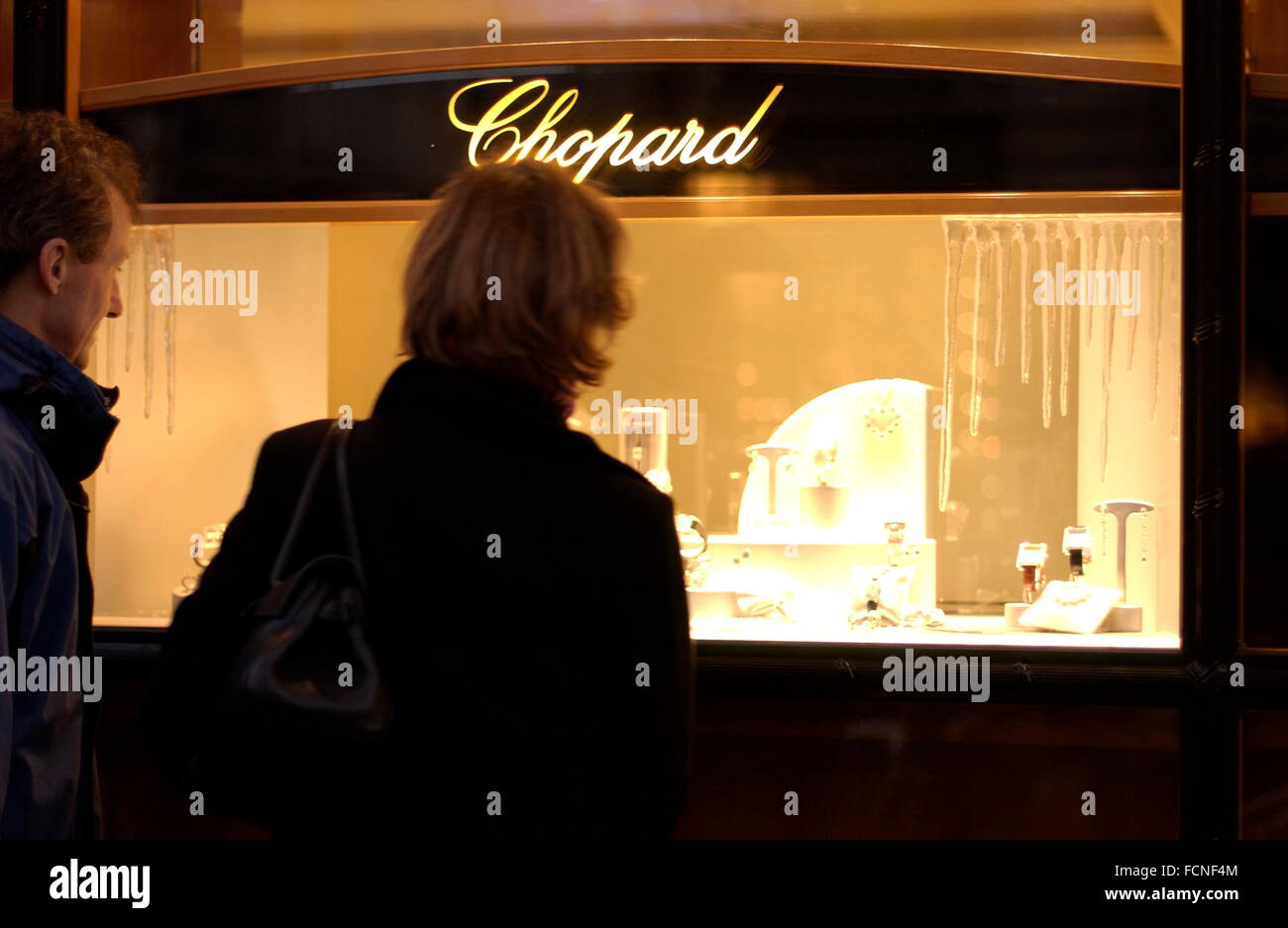 AJAXNETPHOTO. Parigi, Francia. - Beni di lusso - CHOPARD WINDOW DISPLAY. Foto;JONATHAN EASTLAND/AJAX REF;D1 82912 1987 Foto Stock