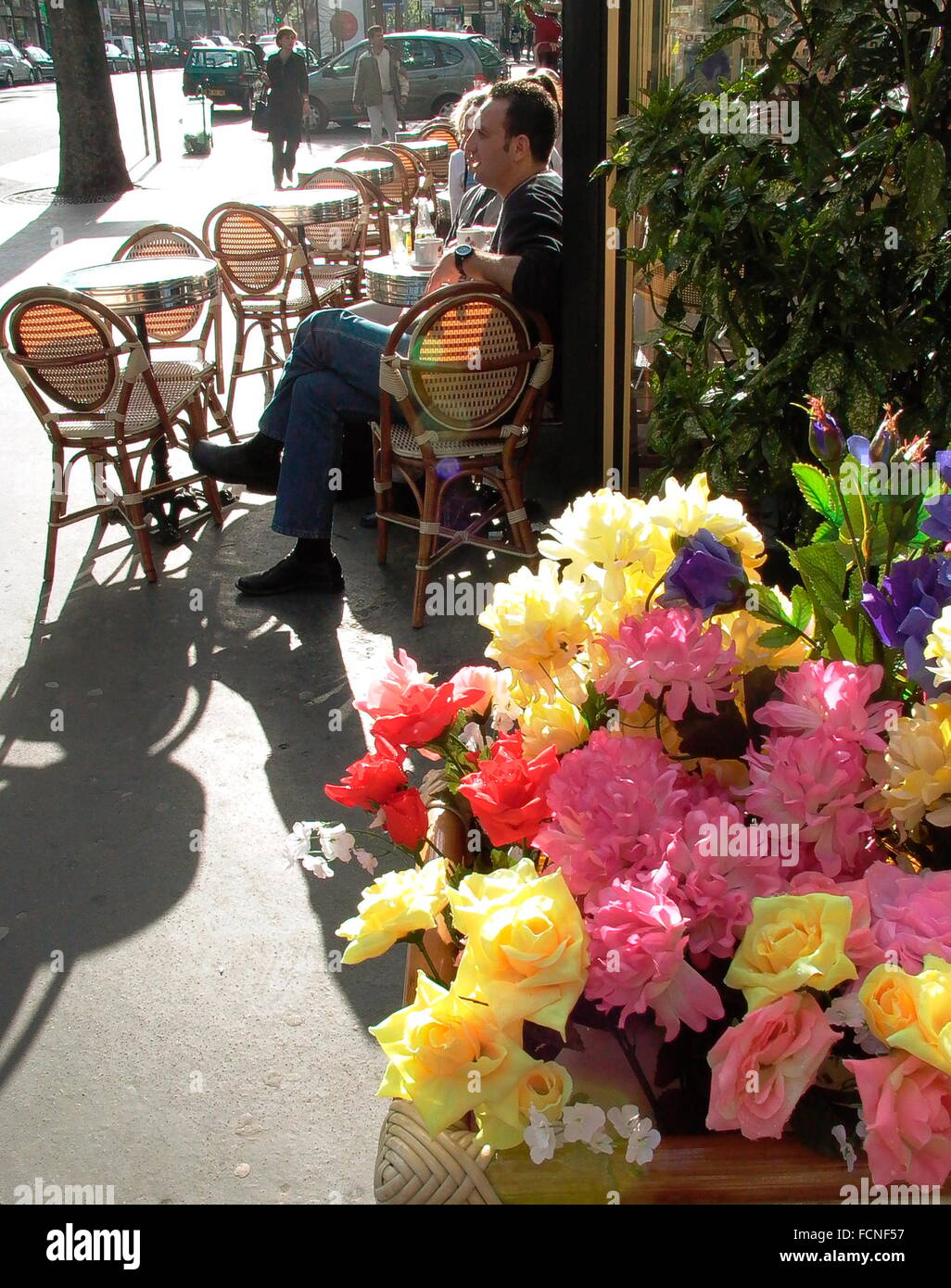 AJAX NEWS FOTO. Parigi, Francia - prendendo il sole - CAFE SUL BOULEVARD POISSONNIERRE IN GIUGNO. Foto:JONATHAN EASTLAND/AJAX. REF:1/20206 DLX/477 Foto Stock