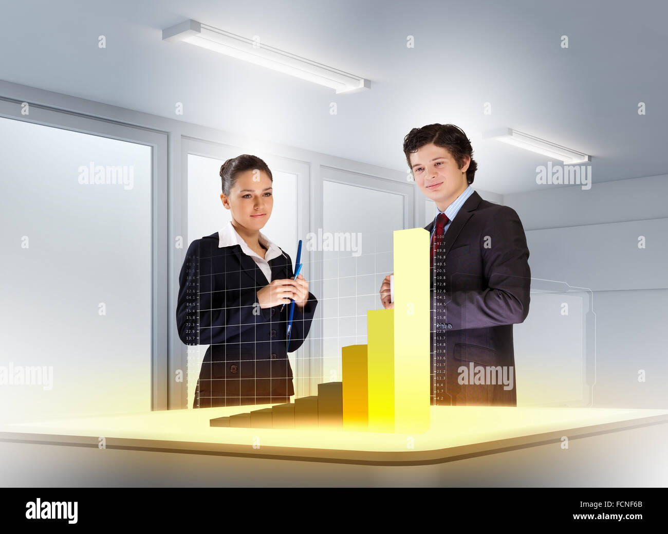 Giovani imprenditori guardando il grafico di high-tech immagine Foto Stock