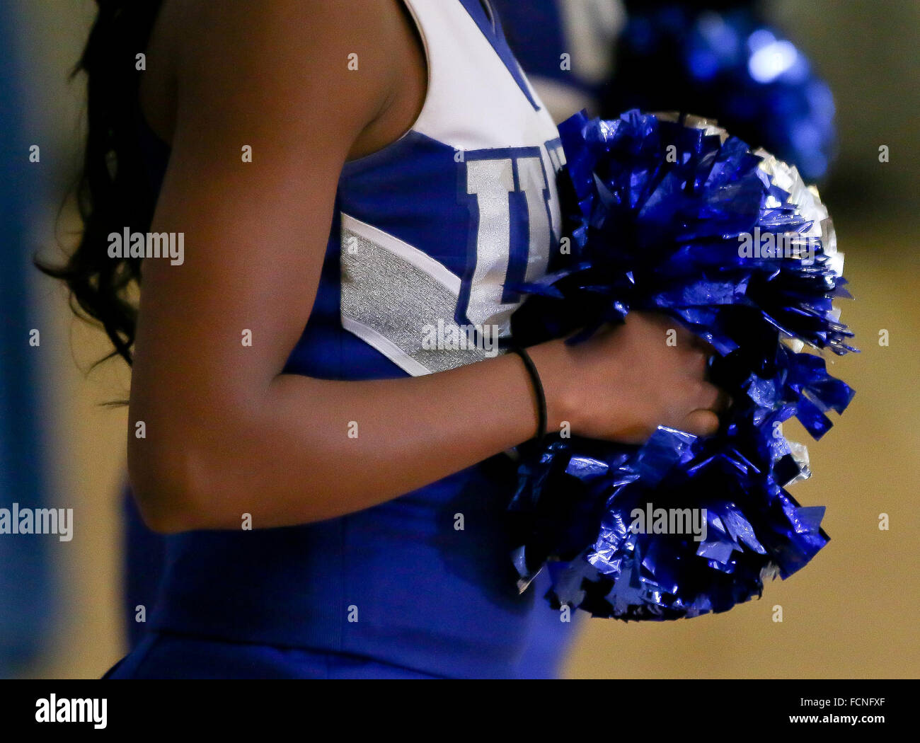 New Orleans in Louisiana, Stati Uniti d'America. Il 7 ottobre, 2014. Un ONU cheerleader sul lato corte durante la partita di pallavolo tra le università di New Orleans e Nicholls membro all'ONU Human Performance Centre di New Orleans in Louisiana. Immagine di credito: © Steve Dalmado/CSM/Alamy Live News Foto Stock