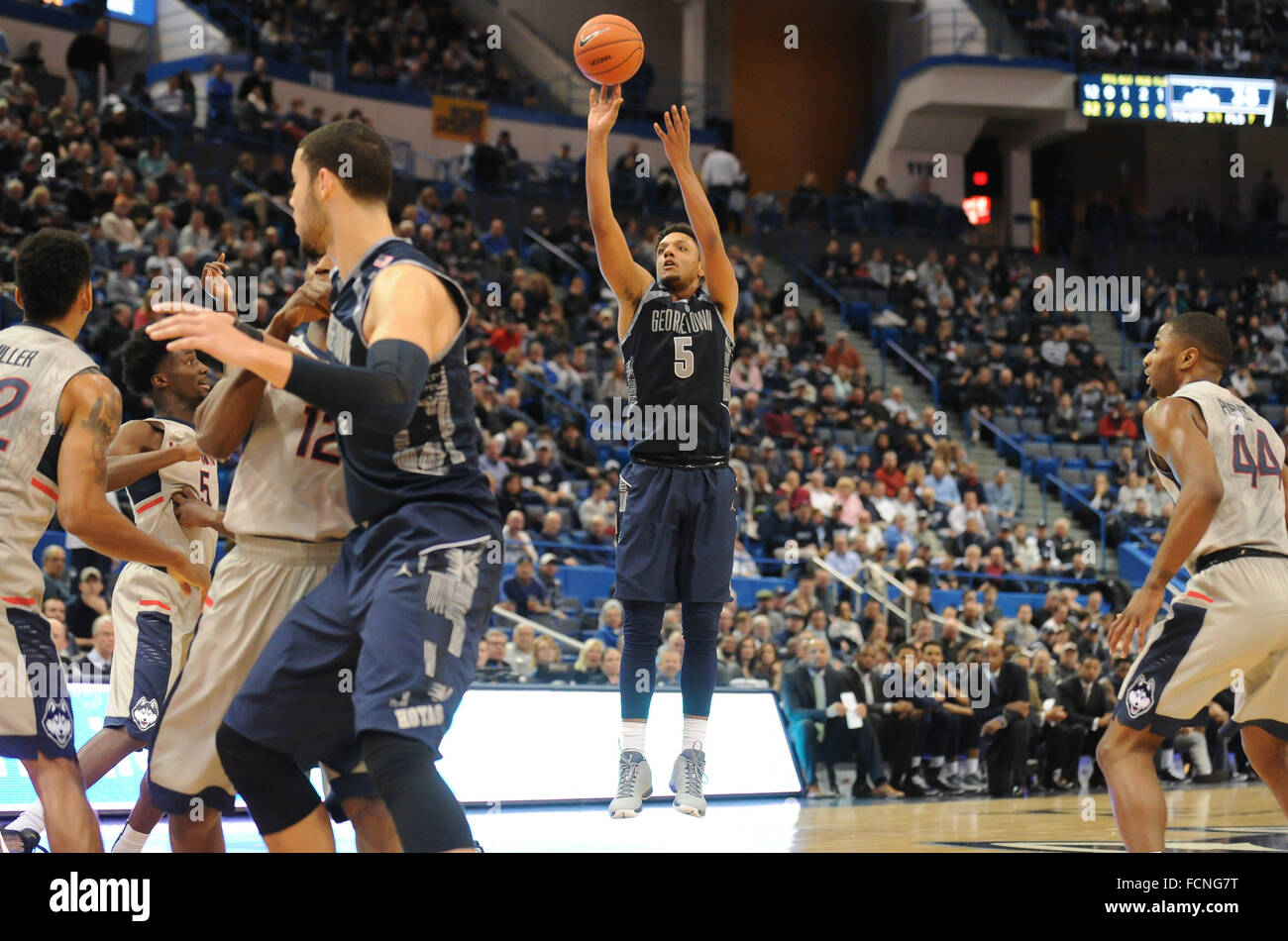 23 gennaio 2016: Reggie Cameron (5) del Georgetown Hoyas in azione durante una partita contro il Connecticut Huskies presso il centro di XL in Hartford, CT. Gregorio Vasil/Cal Sport Media Foto Stock