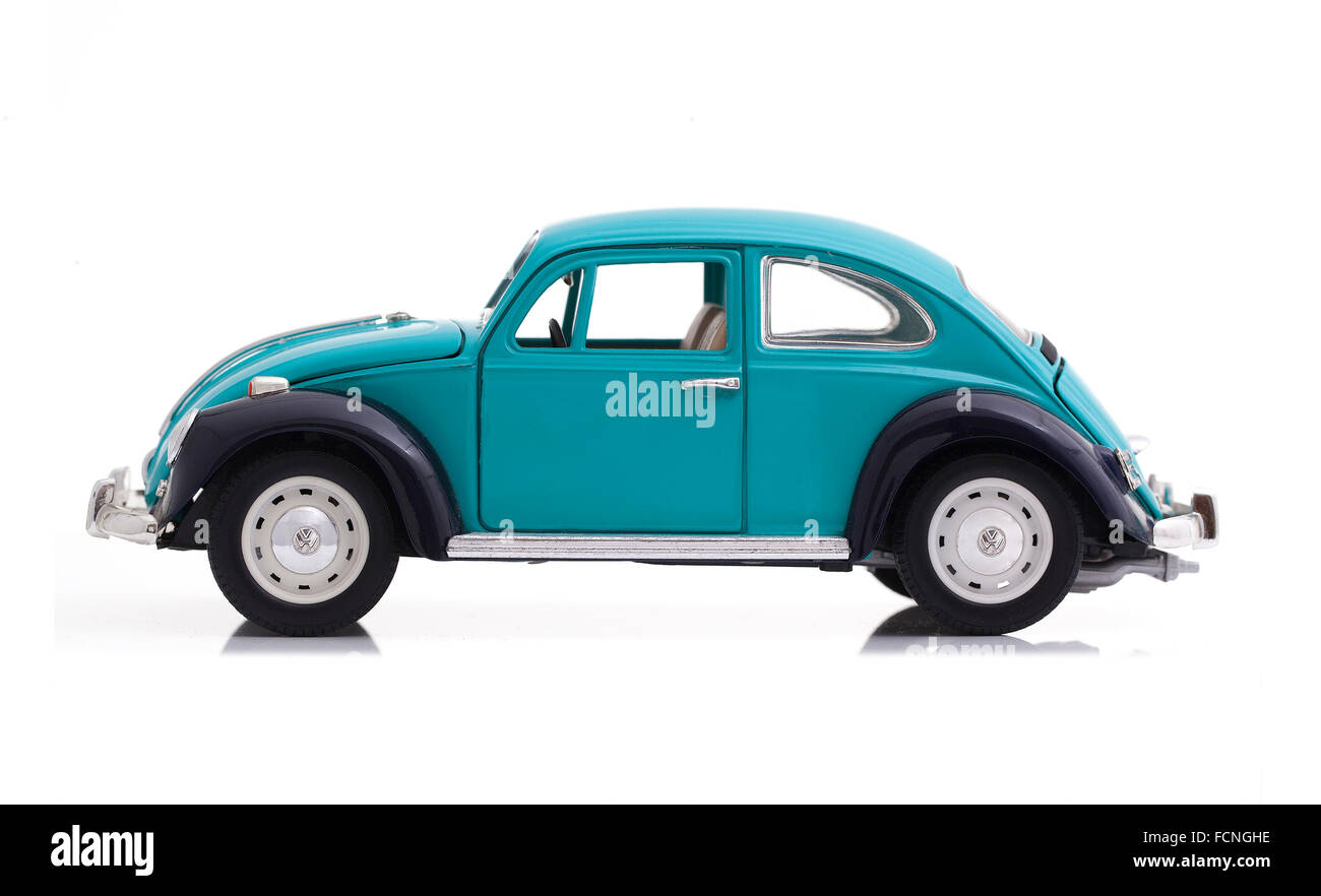 VW Beetle in blu modellino pressofuso su uno sfondo bianco. Foto Stock