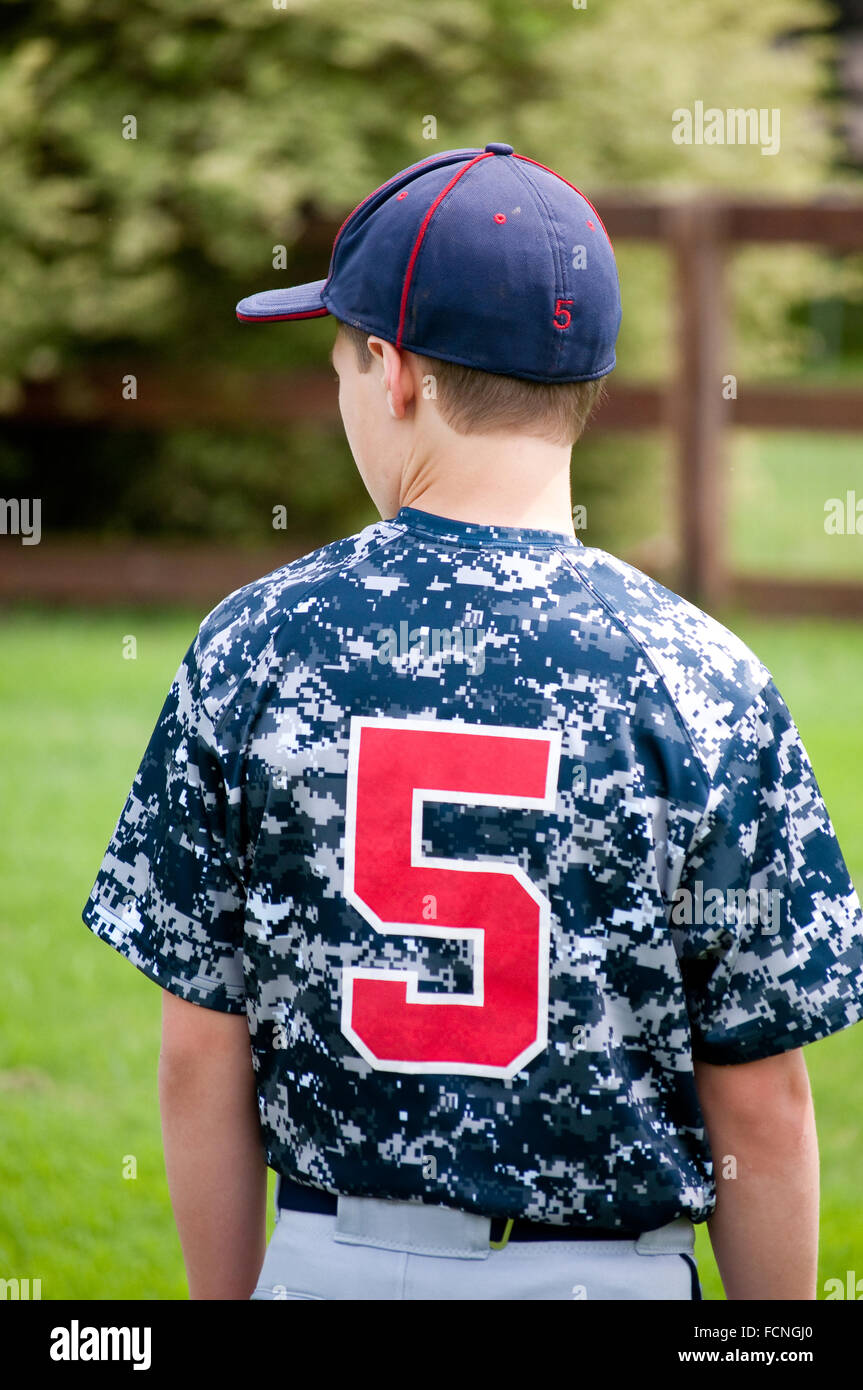 Close up di un giocatore di baseball fuori da dietro in un camo jersey guardando lateralmente Foto Stock