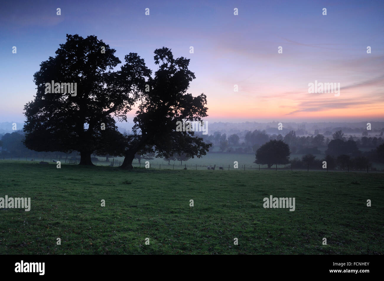 Crepuscolo presso dedham vale, Fiume Stour al tramonto, vicino Flatford, Dedham Vale, Essex / confine Suffolk, Inghilterra, Ottobre 2015 Foto Stock