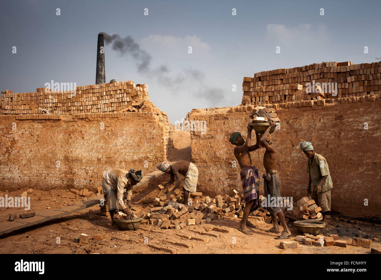 Dacca, Dhaka, Bangladesh. Decimo Dec, 2015. Il 10 dicembre 2015, Dhaka Bangladesh - del Bangladesh il lavoro quotidiano lavoro in un mattonaia ricoperti di polvere densa. In questo mattonaia bruciare il carbone producono Carbon-Di-ossido (CO2), il gas che è principalmente responsabile per il cambiamento climatico. Accanto a questa condizione di lavoro è talmente impolverata che il tempo non possono respirare correttamente. Circa 11.000 brickfields sono stabiliti in tutto il Bangladesh per soddisfare la crescente domanda di costruzione di opere di urbanizzazione come aumenta rapidamente nel paese. © K M Asad/ZUMA filo/Alamy Live News Foto Stock