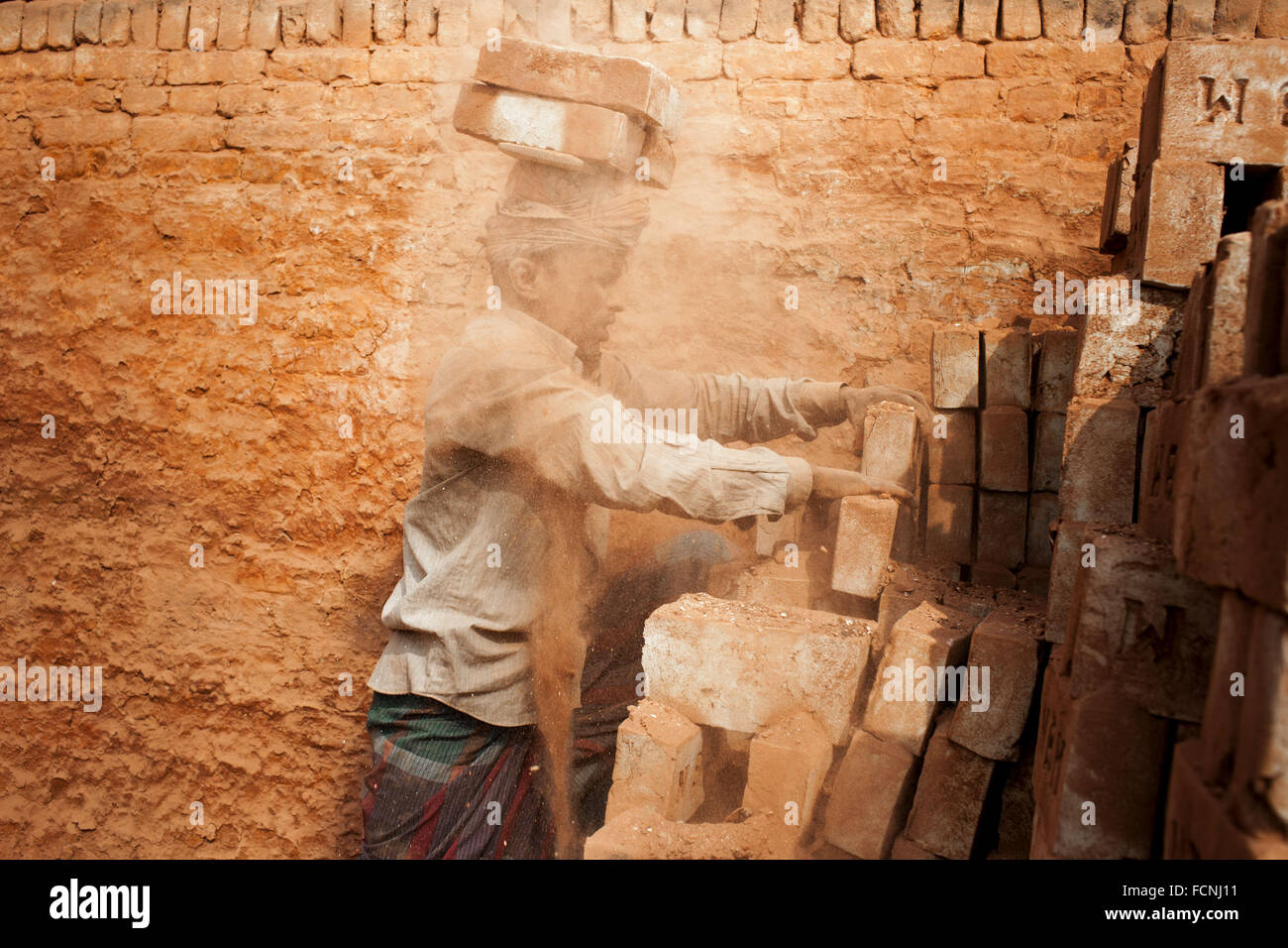 Dacca, Dhaka, Bangladesh. 18 gennaio, 2016. 18 gennaio 2016, Dhaka Bangladesh - del Bangladesh il lavoro quotidiano lavoro in un mattonaia ricoperti di polvere densa. In questo mattonaia bruciare il carbone producono Carbon-Di-ossido (CO2), il gas che è principalmente responsabile per il cambiamento climatico. Accanto a questa condizione di lavoro è talmente impolverata che il tempo non possono respirare correttamente. Circa 11.000 brickfields sono stabiliti in tutto il Bangladesh per soddisfare la crescente domanda di costruzione di opere di urbanizzazione come aumenta rapidamente nel paese. © K M Asad/ZUMA filo/Alamy Live News Foto Stock