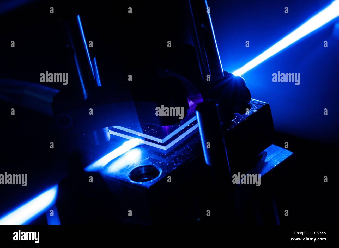 Raggio laser attraversante un non-linear Crystal in un laboratorio di fisica Foto Stock