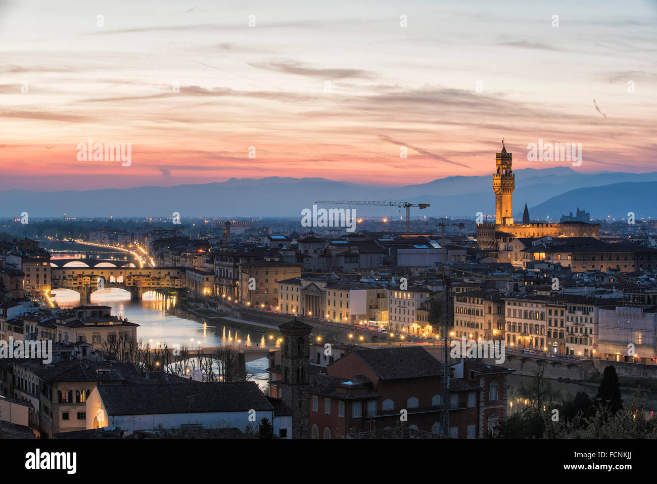 Una cartolina di Firenze panorama appena dopo il tramonto con lo skyline dei suoi famosi monumenti e dal fiume Arno Foto Stock