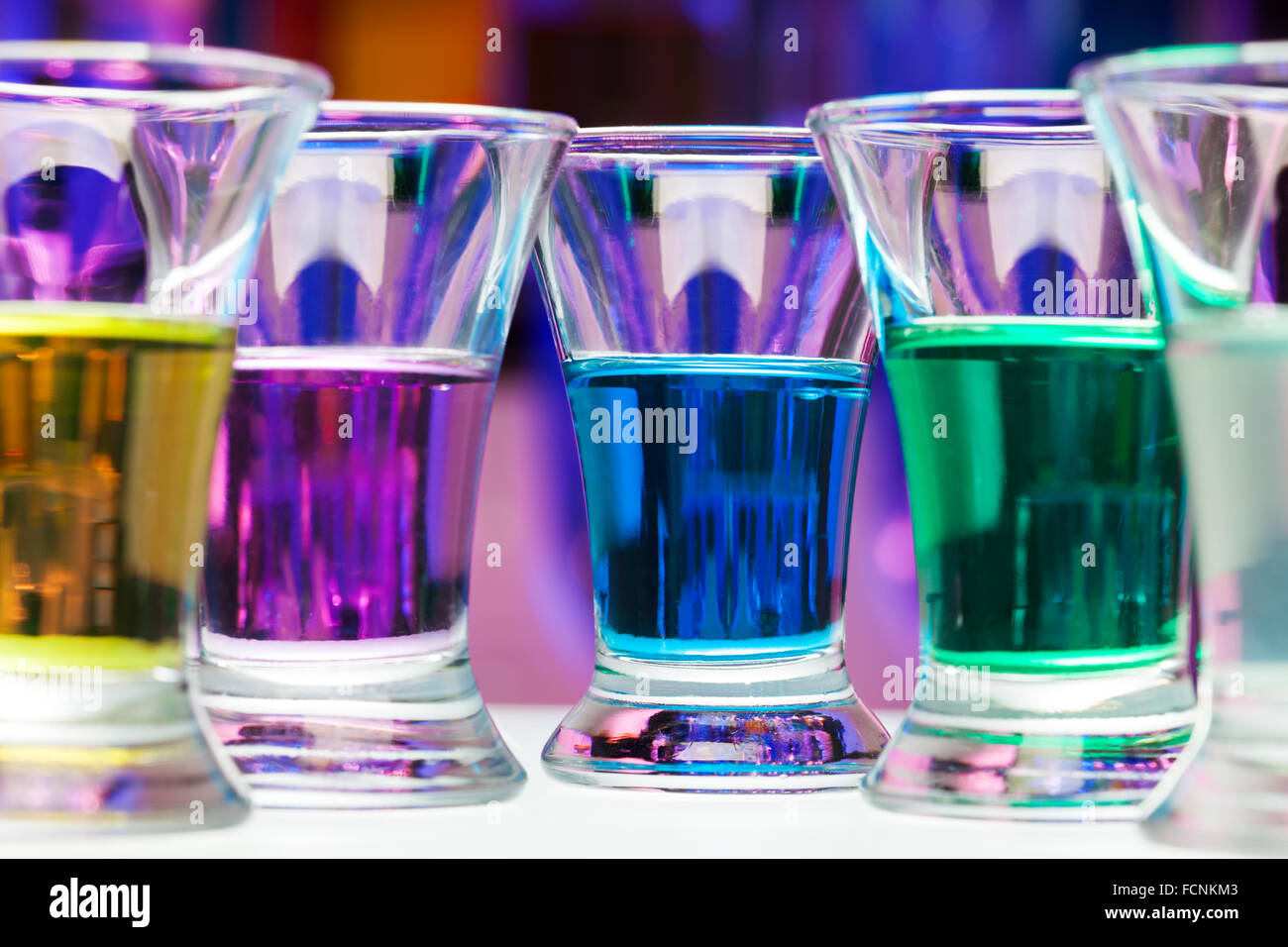Shining colorato sparare i drink al bar Foto Stock