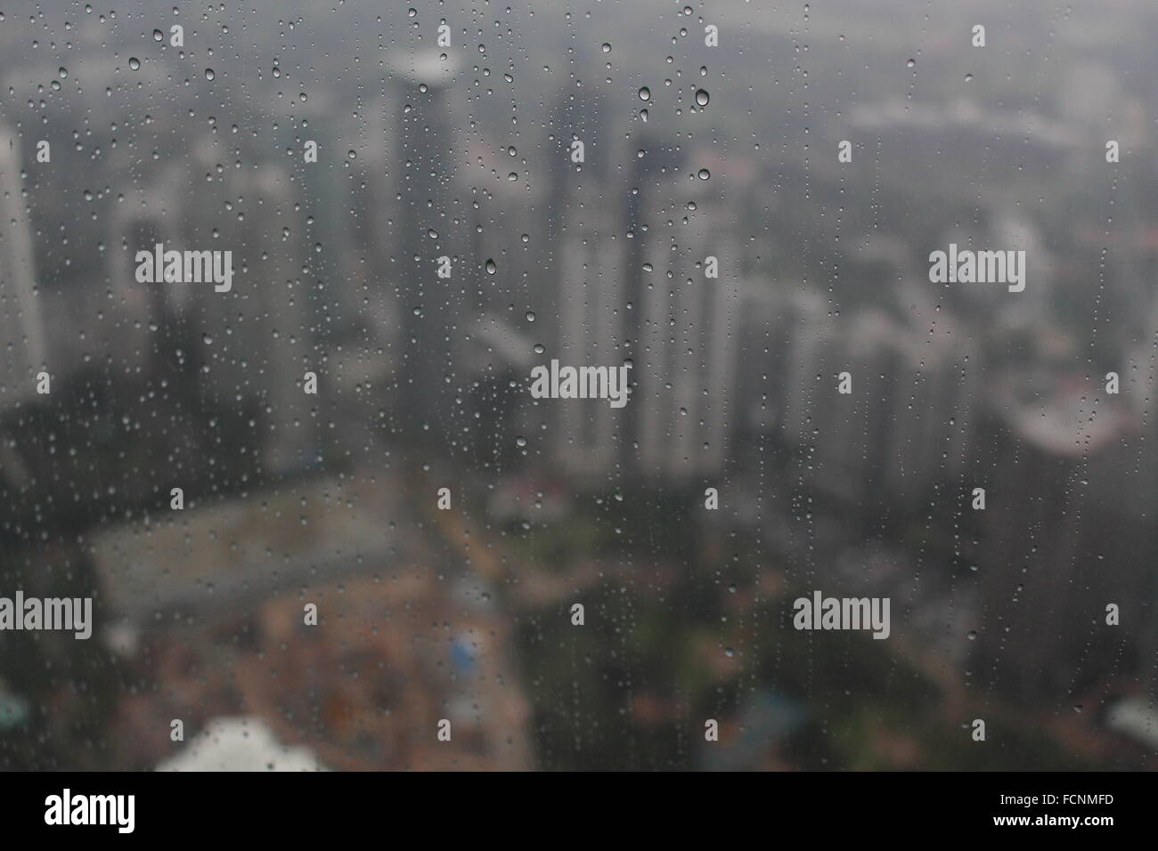 Un giorno di pioggia guardando fuori della Petronas Twin Towers di Kuala Lumpur Foto Stock