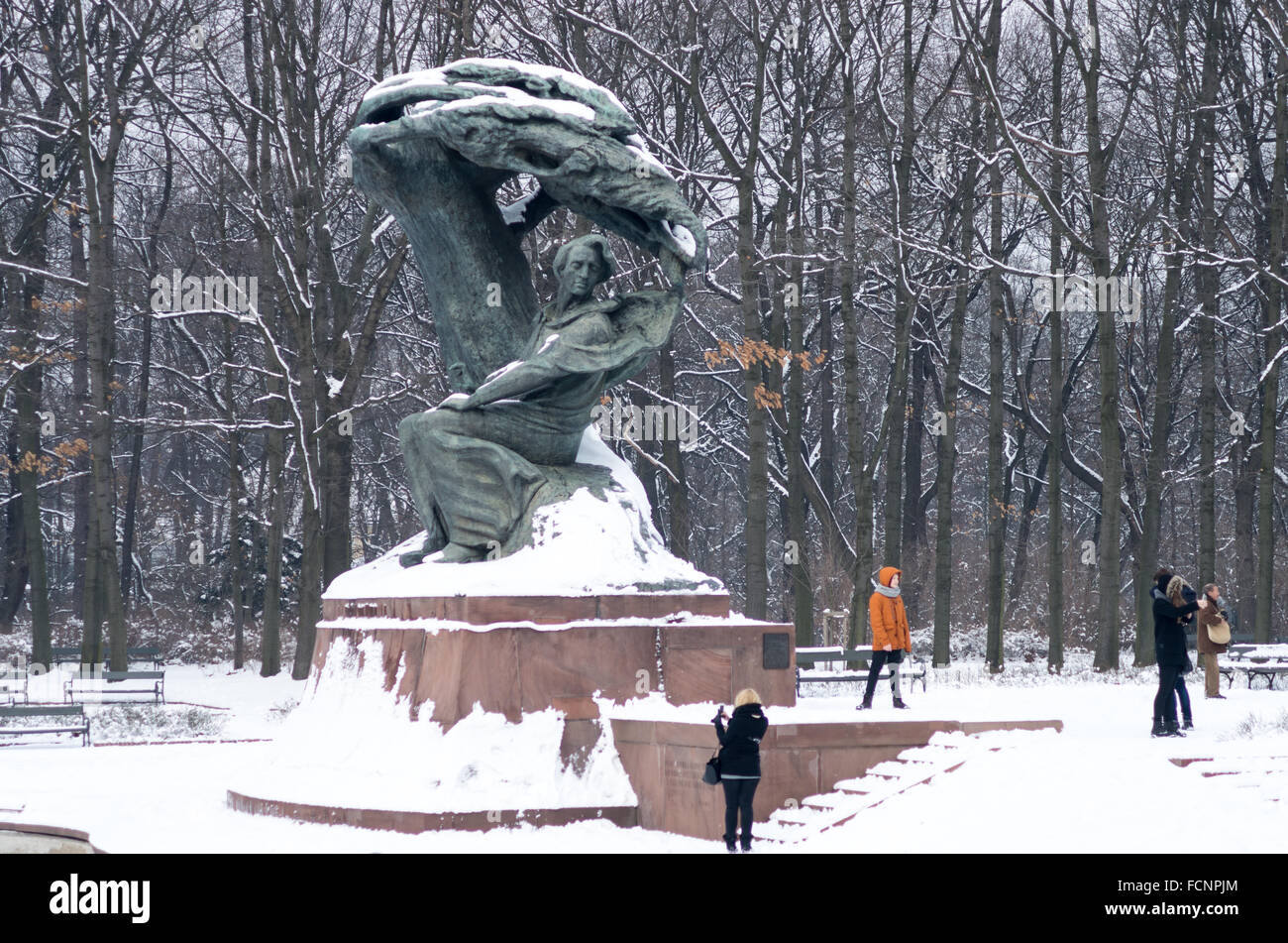 Monumento a Frederic Chopin in inverno, Łazienki Królewskie (Regio Parco Lazienki), Varsavia, Polonia Foto Stock