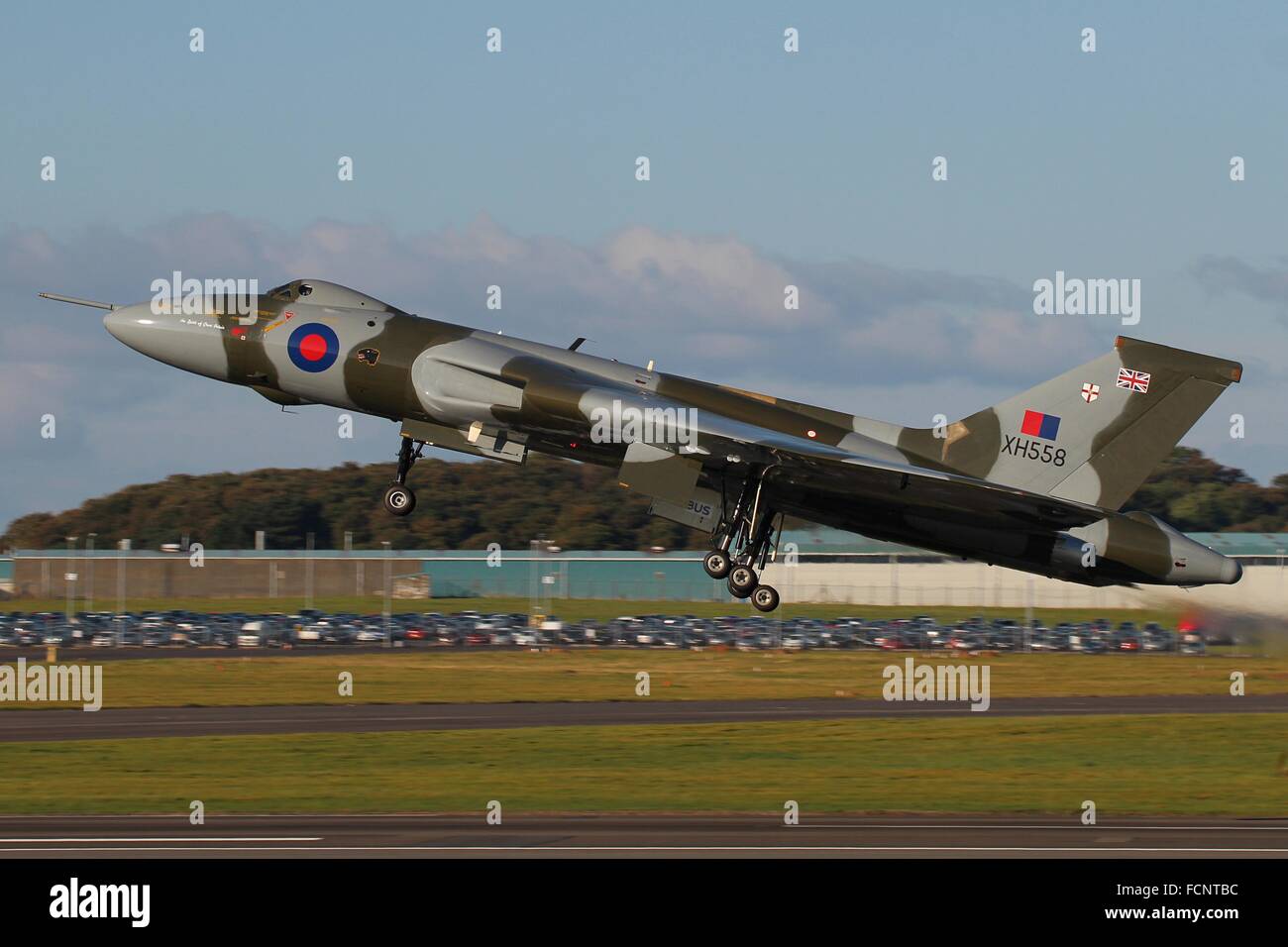 Dopo aver eseguito all'Airshow scozzese oltre Ayr il giorno precedente il leggendario Avro Vulcan partono dall'Aeroporto di Prestwick. Foto Stock