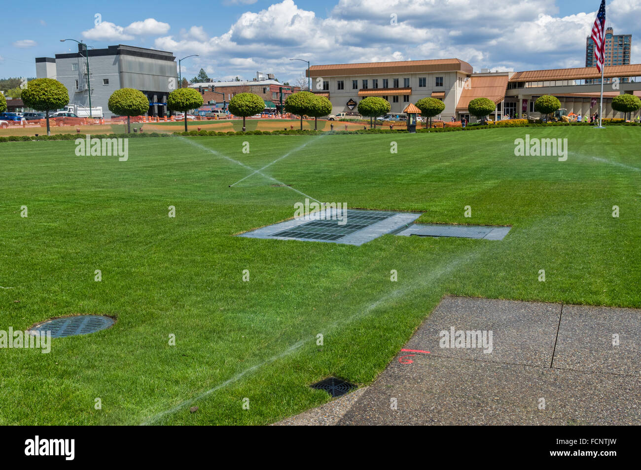 Gli sprinkler automatici per irrigare il prato principale al Coeur d'Alene Resort. Coeur d'Alene, Idaho, Stati Uniti d'America Foto Stock