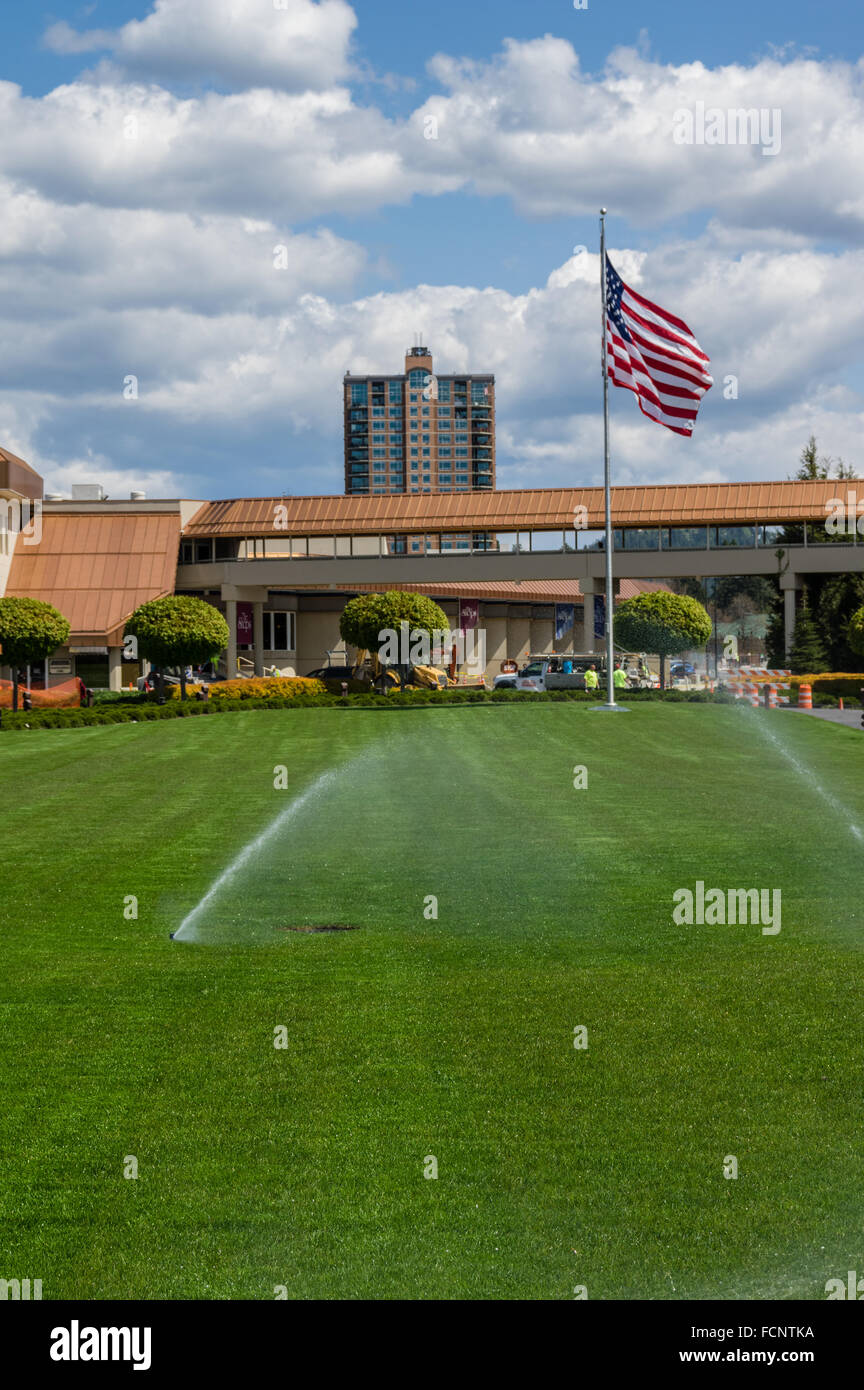 Gli sprinkler automatici per irrigare il prato principale al Coeur d'Alene Resort. Coeur d'Alene, Idaho, Stati Uniti d'America Foto Stock