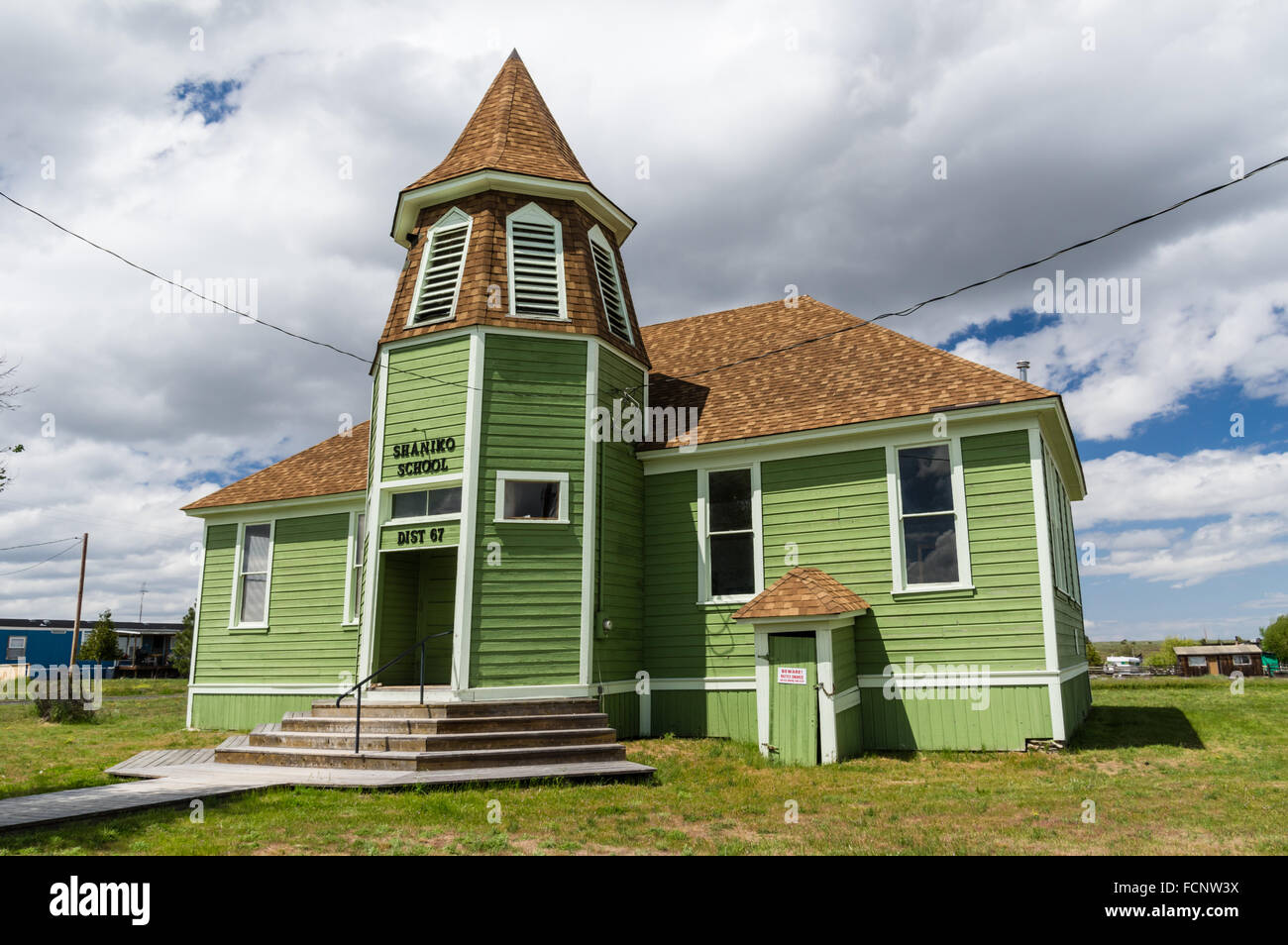 Conserve di casa della scuola nella città fantasma di Shaniko orientale, Oregon, Stati Uniti d'America Foto Stock