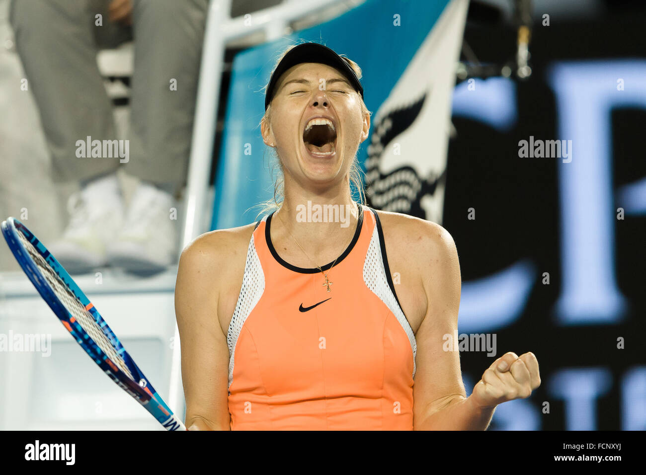 Melbourne, Australia. 24 gen 2016. Maria Sharapova della Federazione russa celebra la vincita di un quarto round match contro Belinda Bencic della Svizzera al settimo giorno del 2016 Australian Open Grand Slam torneo di tennis a Melbourne Park a Melbourne, Australia. Maria Sharapova ha vinto 75 75. Sydney bassa/Cal Sport Media/Alamy Live News Foto Stock