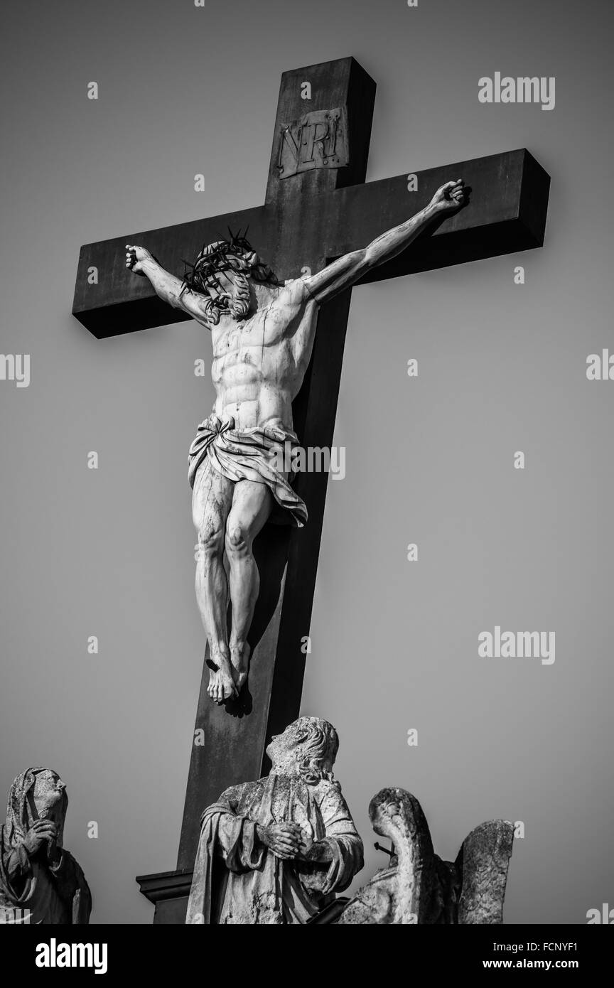 Statua di Gesù Cristo in croce al Palazzo dei Papi di Avignone un comune francese nel sud della Francia Foto Stock Statua di Gesù Cristo in croce al Palazzo dei Papi di Avignone un comune francese nel sud della Francia Foto Stock