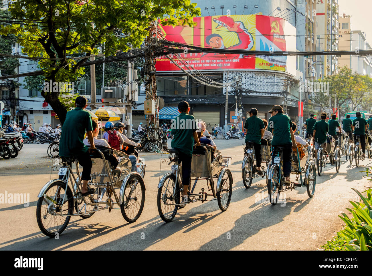 Tourist essendo presa round Ho Chi Minh city Vietnam sul ciclo rickshaw's. Il rickshaw è comune e si può vedere tutta la città. Foto Stock