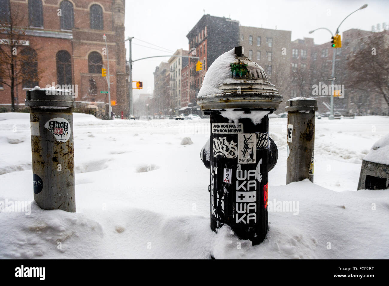 New York, NY 23 gennaio 2016 tempesta invernale Jonas hits New York City. Il governatore di New York Andrew Cuomo e NYC Mayor Bill de Blasio mettere un divieto di viaggio in vigore il divieto di non-veicoli di emergenza da le strade fino a 7am domani (domenica). La metropolitana e il servizio di autobus è stato sospeso per la durata della tempesta. Come di 7pm, 25,1 cm di neve era caduto in Central Park. Ci sono stati oltre 300 incidenti di auto e cinque persone morte a causa di un attacco di cuore mentre spalare la neve. Credito: Stacy Rosenstock Walsh/Alamy Live News Foto Stock