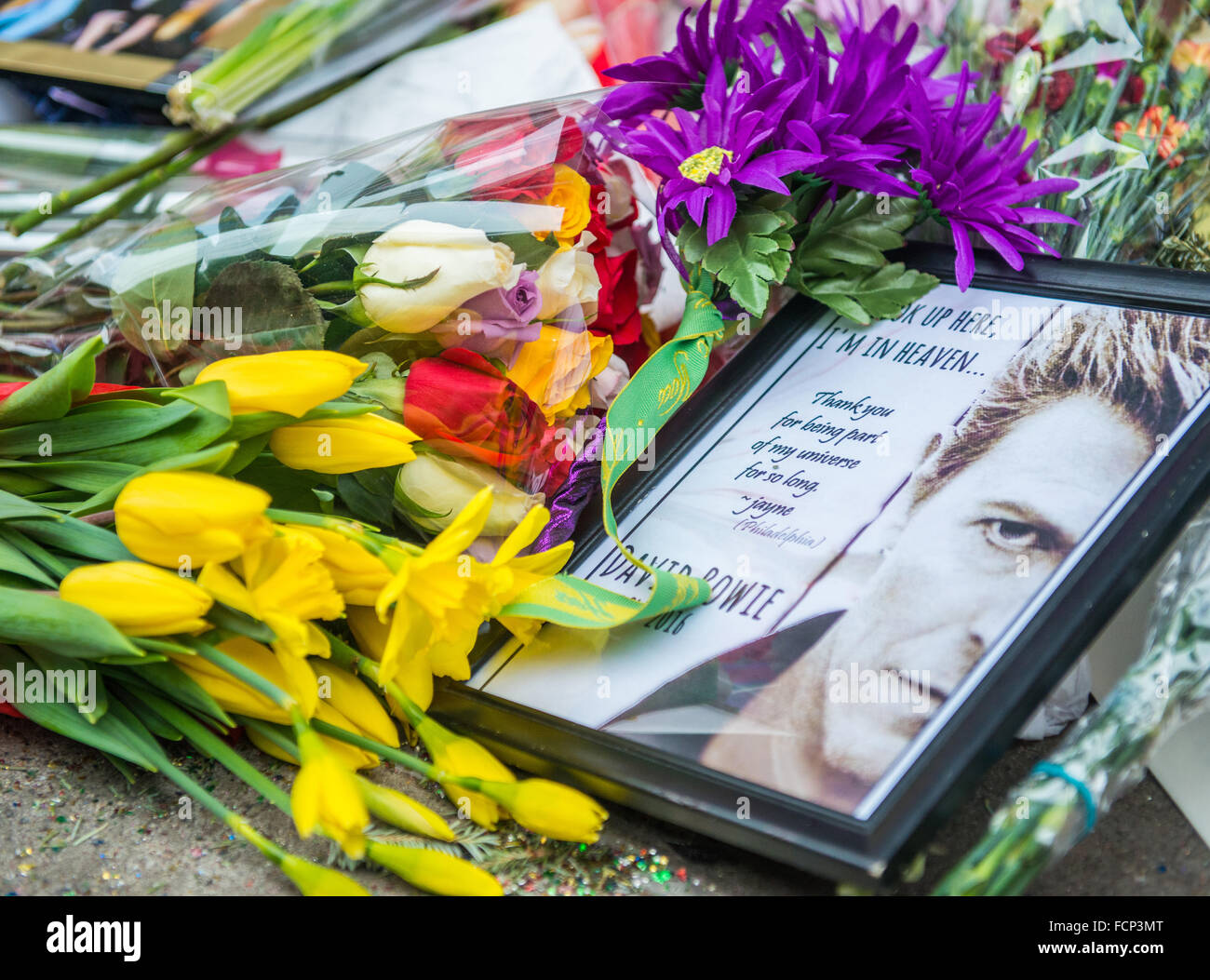 La memoria di David Bowie al di fuori della sua New York City home, dopo la sua morte causata dal cancro Foto Stock