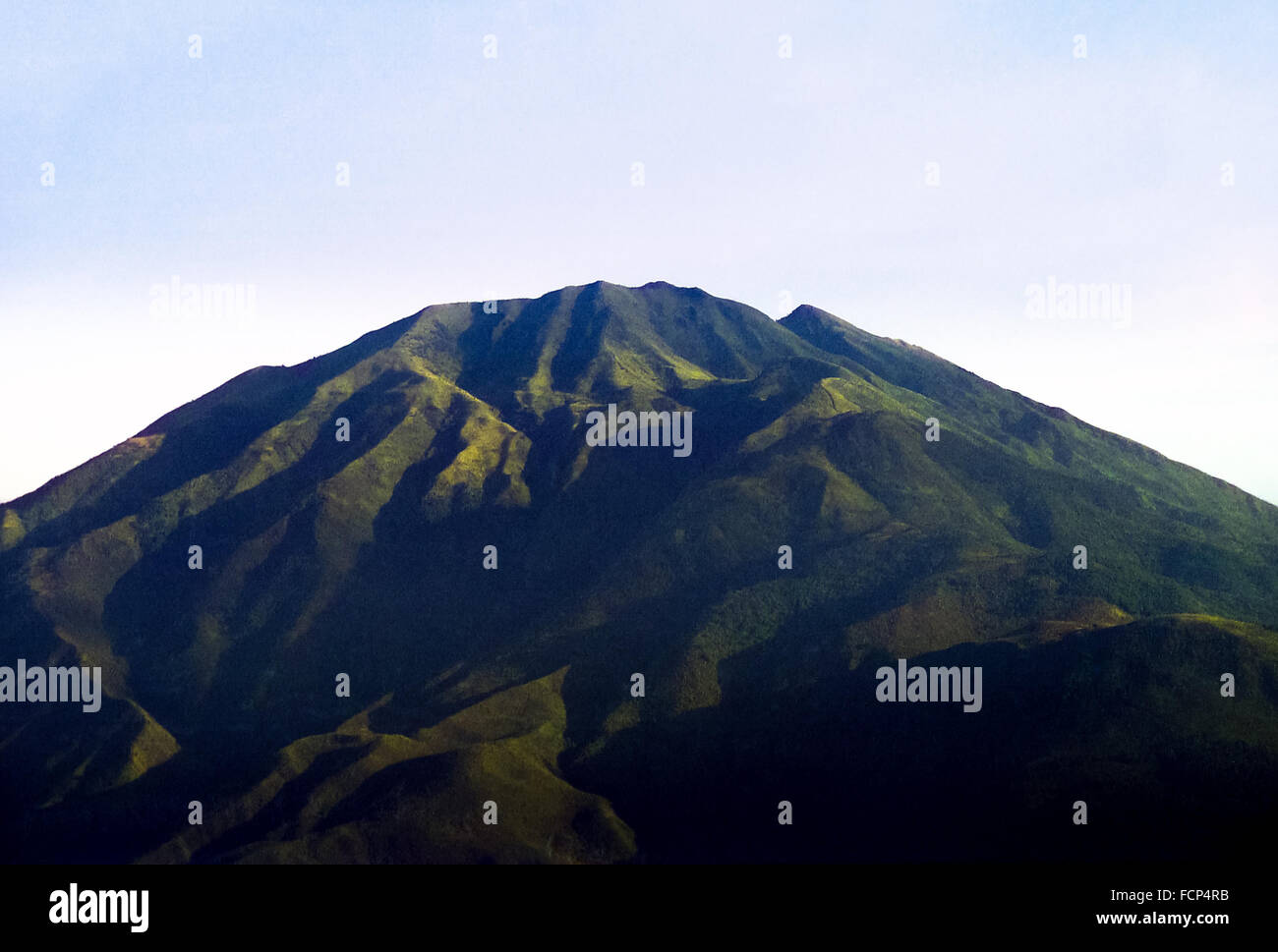 Il monte Merbabu è visto dal pendio del vulcano Merapi a Selo, Boyolali, Giava Centrale, Indonesia. Foto Stock