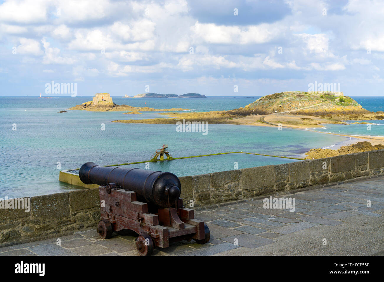 Cannone medievale sulle mura della città a St Malo, Bretagna Francia Foto Stock