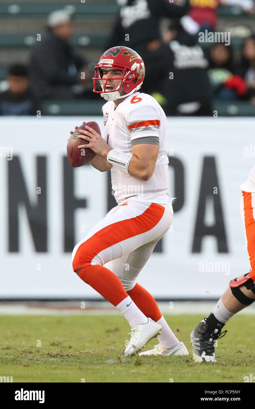 Carson, CA. 23 gen 2016. Il team americano quarterback Josh Woodrum (6), la libertà di guardare verso il basso campo. NFLPA Collegiata ciotola all'StubHub Center di Carson, CA. La squadra nazionale ha sconfitto il team americano 18-15. Jordon Kelly/CSM/Alamy Live News Foto Stock