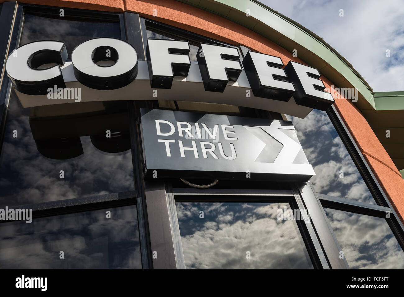 Unità di caffè attraverso il segno con riflettere dal vetro della finestra 2 Foto Stock