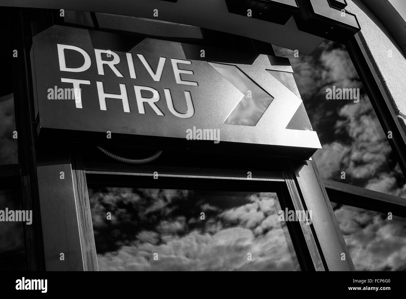 In bianco e nero di caffè drive thru segno con riflettere dalla finestra in vetro Foto Stock