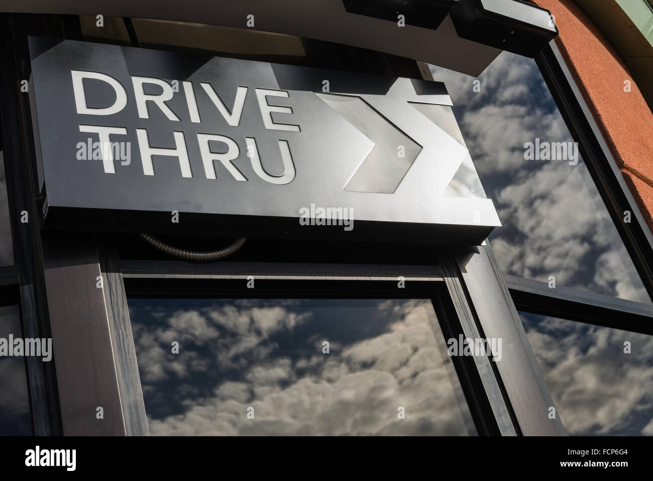 Unità di caffè attraverso il segno con riflettere dalla finestra in vetro Foto Stock