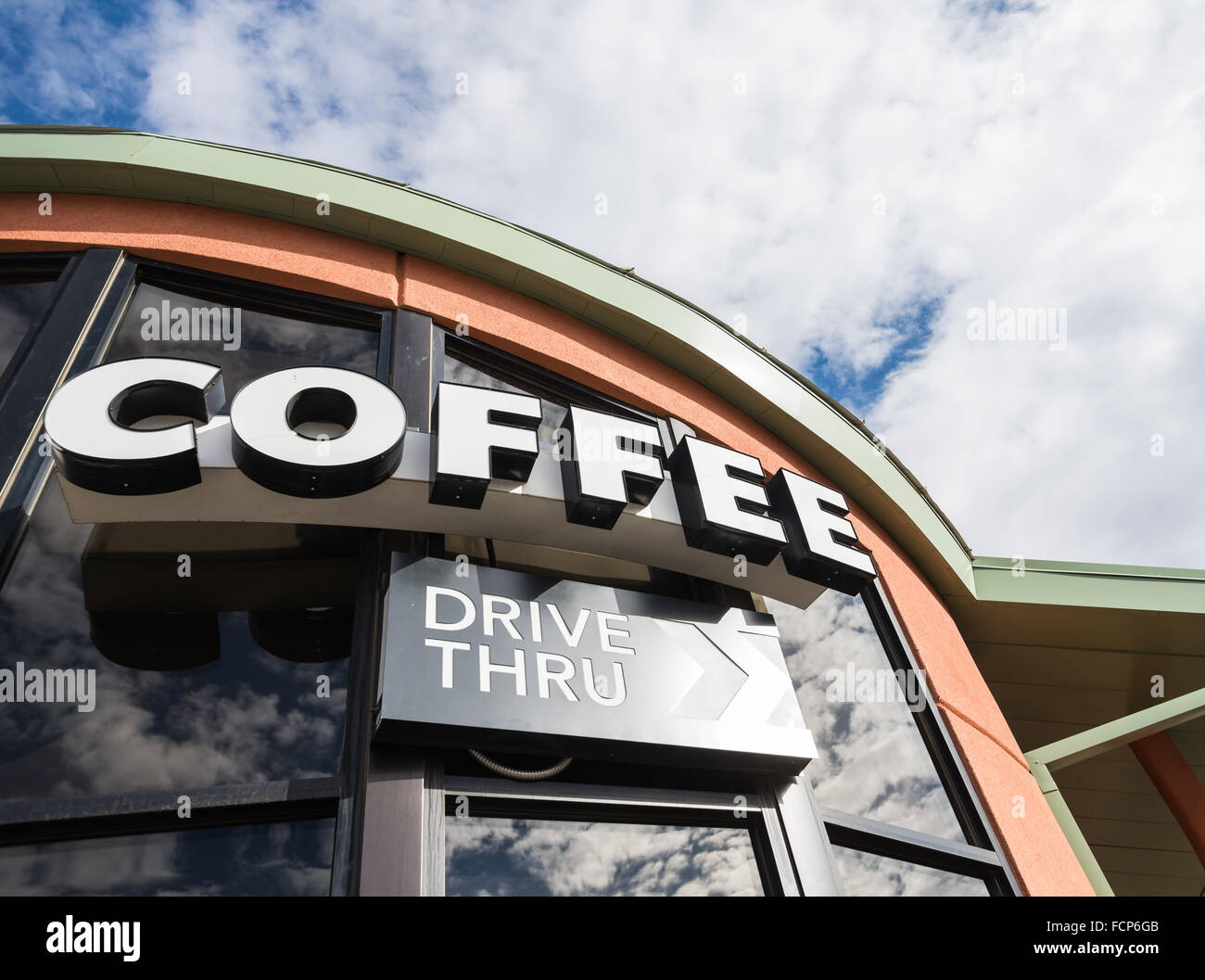 Unità di caffè attraverso il segno con cielo molto nuvoloso Foto Stock