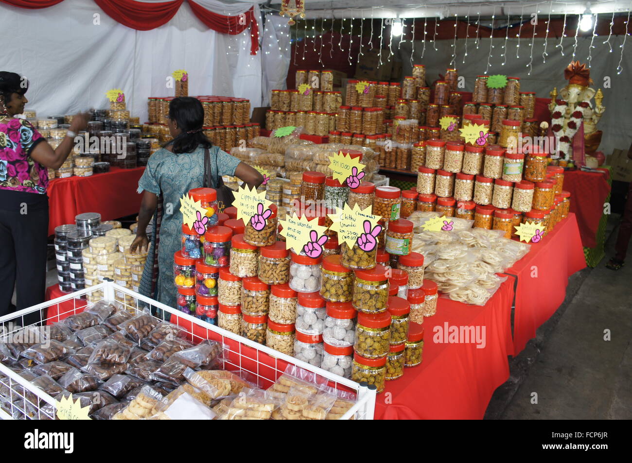 Bazaar bancarella vendendo biscotti e cookie durante il Diwali Festival di Little India, Kuala Lumpur, Malesia Foto Stock