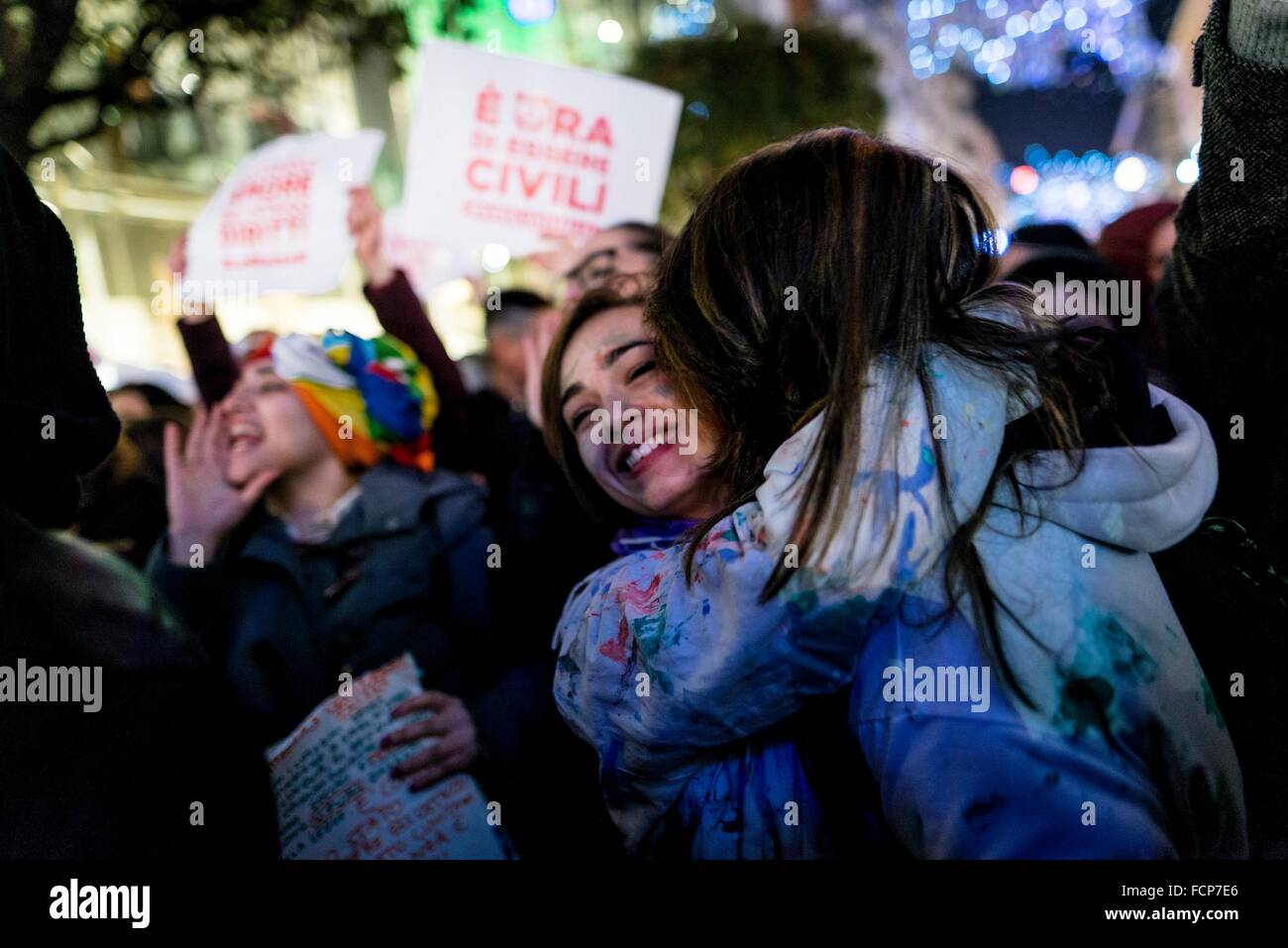 Salerno, Italia. 23 gen 2016. I membri di Sentinelle in Piedi (Standing sentinelle) raccogliere nelle strade di tutta Italia dove si fermavano in silenzio e leggere libri. La silenziosa manifestazione si è tenuta a Salerno contro il Cirinnˆ Bill (DDL) e adozioni LGBT. Durante la dimostrazione che hanno ricevuto molte obiezioni da parte del mondo LGBT in Salerno, Italia . Credito: Michele Amoruso/Pacific Press/Alamy Live News Foto Stock