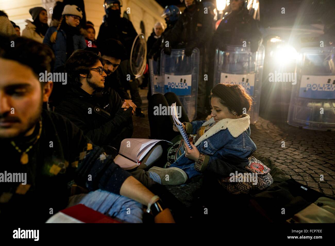 Salerno, Italia. 23 gen 2016. I membri di Sentinelle in Piedi (Standing sentinelle) raccogliere nelle strade di tutta Italia dove si fermavano in silenzio e leggere libri. La silenziosa manifestazione si è tenuta a Salerno contro il Cirinnˆ Bill (DDL) e adozioni LGBT. Durante la dimostrazione che hanno ricevuto molte obiezioni da parte del mondo LGBT in Salerno, Italia . Credito: Michele Amoruso/Pacific Press/Alamy Live News Foto Stock