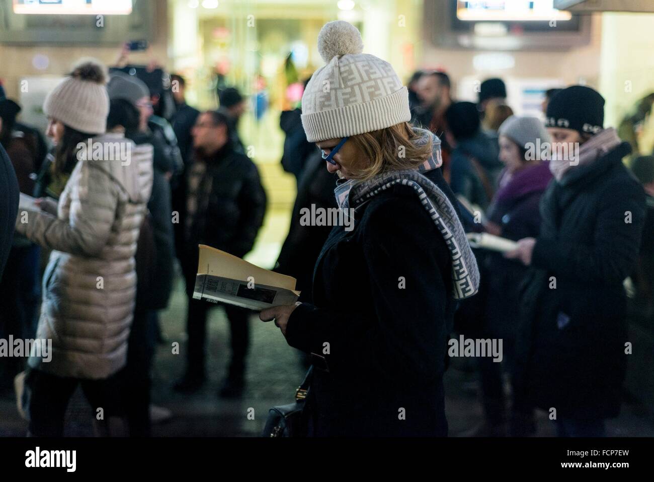 Salerno, Italia. 23 gen 2016. I membri di Sentinelle in Piedi (Standing sentinelle) raccogliere nelle strade di tutta Italia dove si fermavano in silenzio e leggere libri. La silenziosa manifestazione si è tenuta a Salerno contro il Cirinnˆ Bill (DDL) e adozioni LGBT. Durante la dimostrazione che hanno ricevuto molte obiezioni da parte del mondo LGBT in Salerno, Italia . Credito: Michele Amoruso/Pacific Press/Alamy Live News Foto Stock