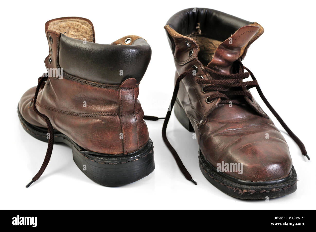 Vecchia pelle marrone stivali da lavoro Foto stock - Alamy