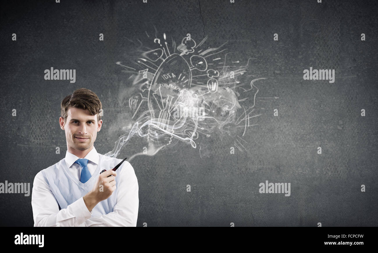 Bel giovane imprenditore che pensa alle idee e tubo di fumo Foto Stock