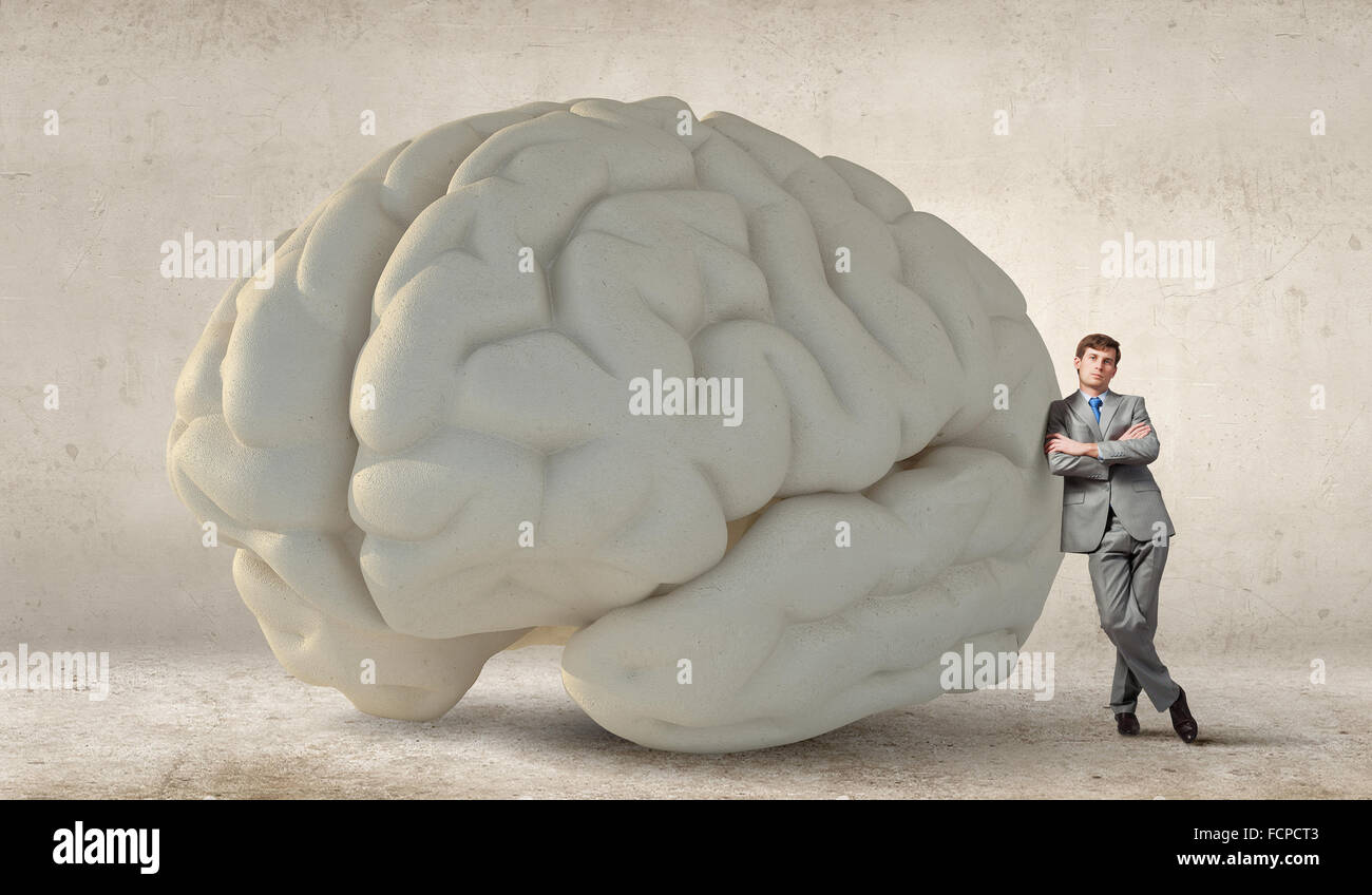 Giovane imprenditore appoggiata sul grande modello del cervello Foto Stock