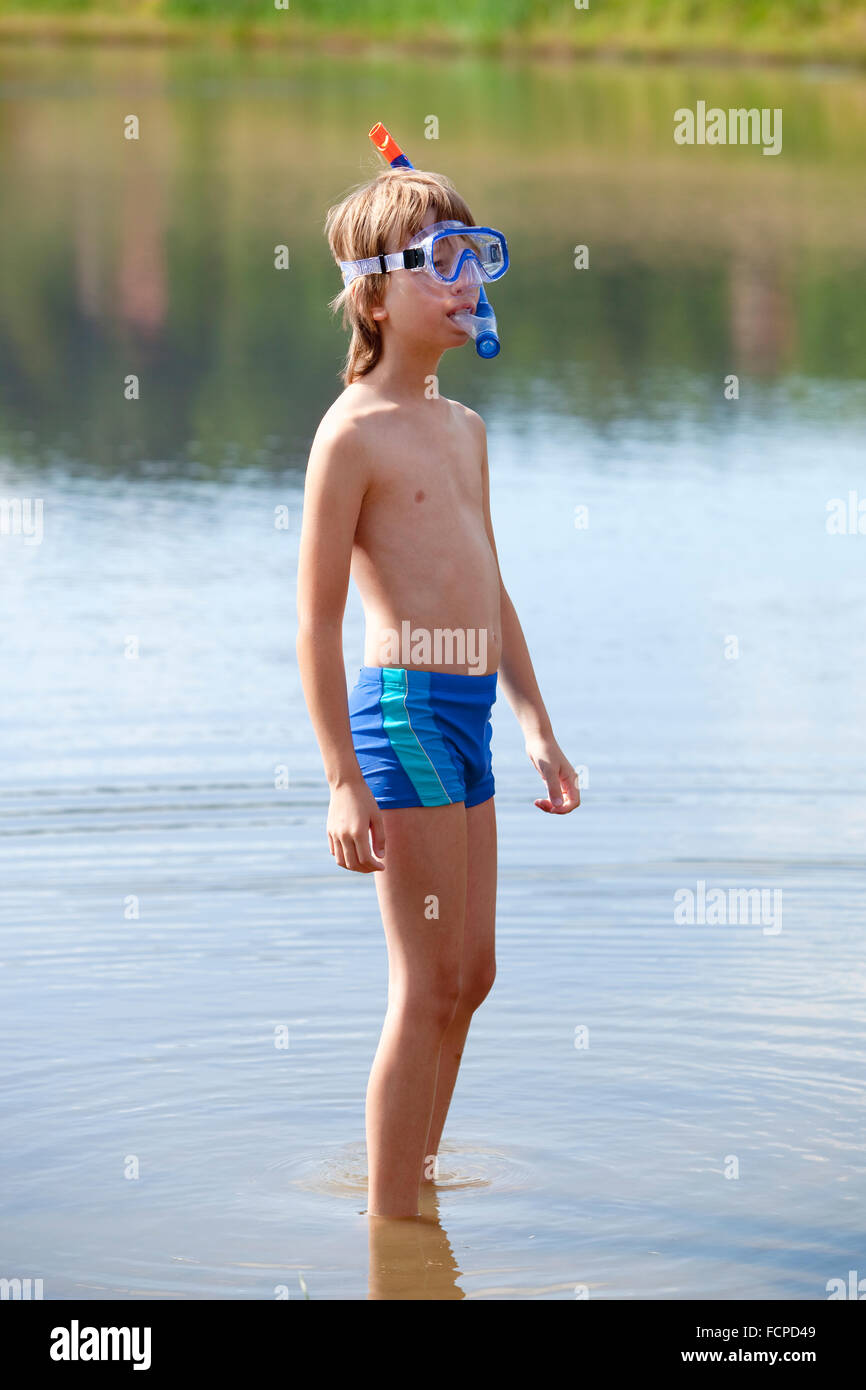 Ragazzo sempre pronto a fare snorkeling nel lago Foto Stock