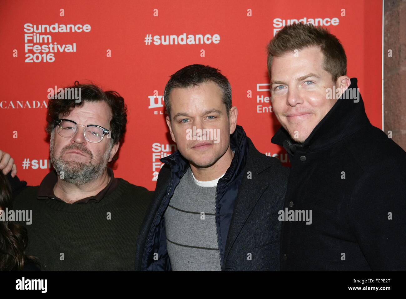 Park City, UT, STATI UNITI D'AMERICA. 23 gen 2016. Kenneth Lonergan, Matt Damon, Kevin J. WALSH presso gli arrivi per MANCHESTER DAL MARE Premiere al Sundance Film Festival 2016, Il Eccles Centro per le Arti dello Spettacolo, Park City, UT 23 gennaio 2016. Credito: James Atoa/Everett raccolta/Alamy Live News Foto Stock