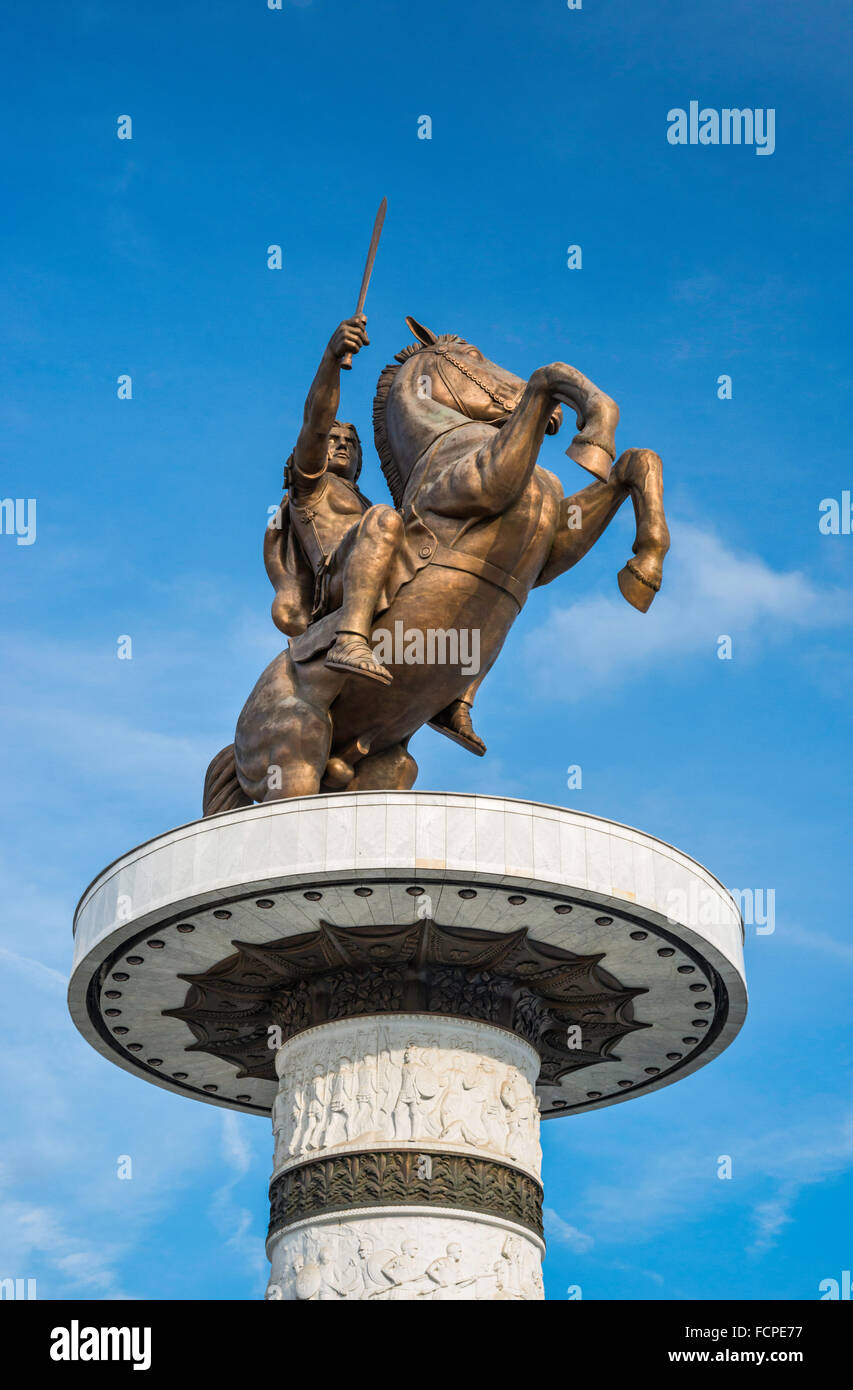 Warrior su una statua equestre, Attuale nome ufficiale di Alessandro il Grande monumento a Skopje, Repubblica di Macedonia del nord Foto Stock