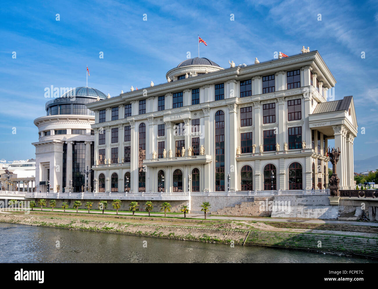 Ministero degli Affari Esteri edificio, oltre il fiume Vardar, a Skopje, Repubblica di Macedonia del nord Foto Stock