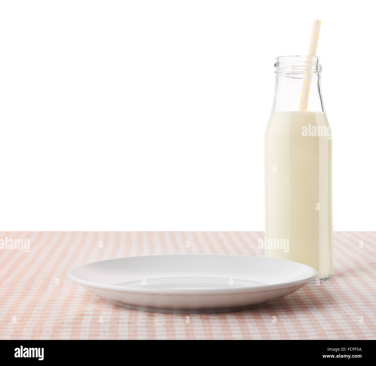 Bianco Vuoto piastra ceramica e bottiglia di latte con paglia sul classico marrone e bianco tovaglia a scacchi, isolato su bianco Foto Stock
